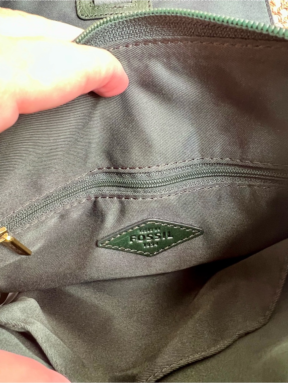 💚 Fossil Green Leather Suede Flap Crossbody Bag Brass Key Charm Adjustable Strap - Picture 7 of 10